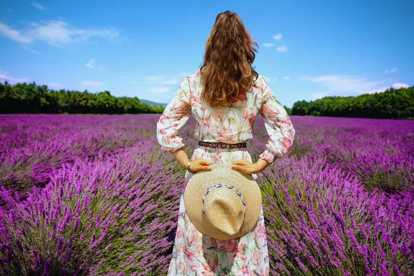 Gezien Achter Elegante Vrouw Floral Jurk Met Stro Hoed Tegen — Stockfoto