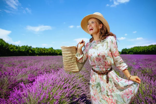 Upphetsad Eleganta Kvinnan Med Stråväska Tittar Avståndet Lavendelfält Provence Frankrike — Stockfoto