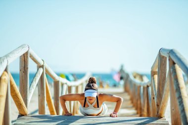 sportif kadında sağlıklı spor kıyafetler plajda şınav 