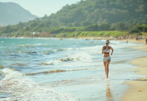 Aktivní Žena Tepláky Fitness Oblečení Břehu Oceánu Průběhu Večera Pláž — Stock fotografie