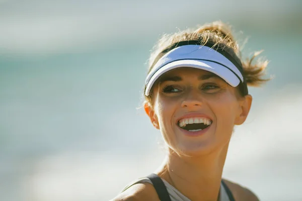 Gülümseyen Portresi Spor Kadın Fitness Giyim Sahil Üzerinde Akşam Uygun — Stok fotoğraf