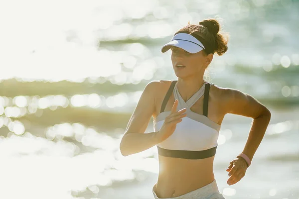 Zdravé Sportovní Žena Fitness Oblečení Moře Večerní Běhání Pobřeží Ideální — Stock fotografie