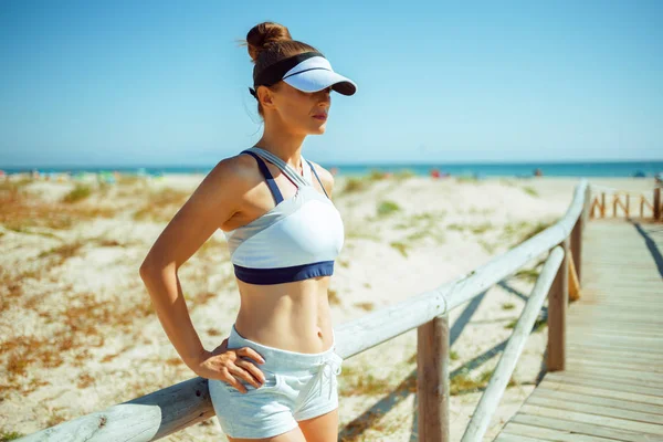 Healthy Woman Jogger Fitness Clothes Ocean Shore Looking Distance Fir — Stock Photo, Image