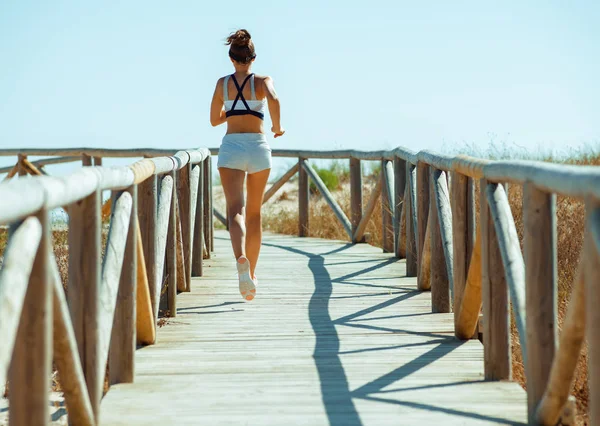 Vidět Přes Aktivní Sportovní Žena Sportovní Oblečení Pobřeží Oceánu Jogging — Stock fotografie