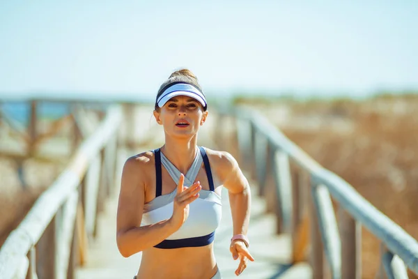 Zdravá Žena Sportovní Oblečení Běhání Pláži Pojem Fyzicky Aktivní Dovolenou — Stock fotografie