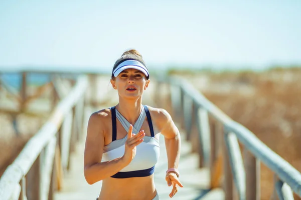 Healthy Woman Sporty Clothes Jogging Beach Concept Physically Active Vacation — Stock Photo, Image