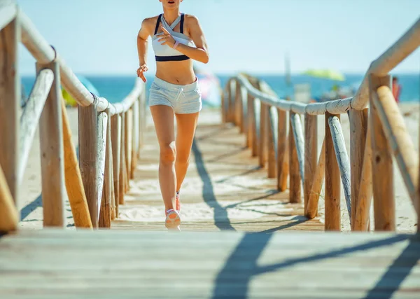 Mujer Sana Corredora Ropa Deportiva Corriendo Costa Del Océano —  Fotos de Stock