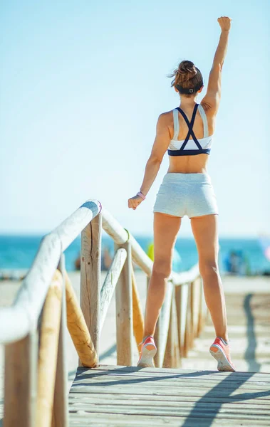 Vidět Zpoza Fit Žena Sportovní Fitness Oblečení Moře Břeh Radosti — Stock fotografie