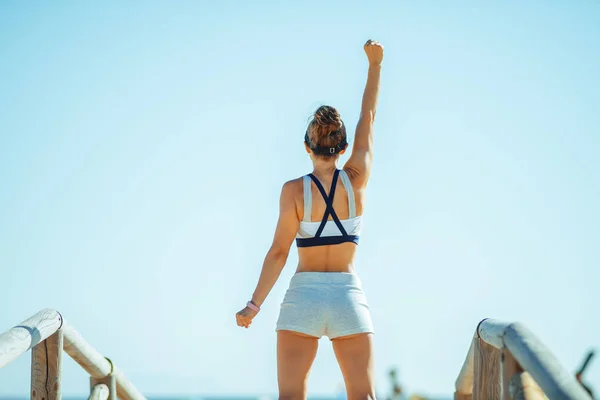 Seen Fit Sports Woman Sport Clothes Ocean Shore Rejoicing Community — Stock Photo, Image