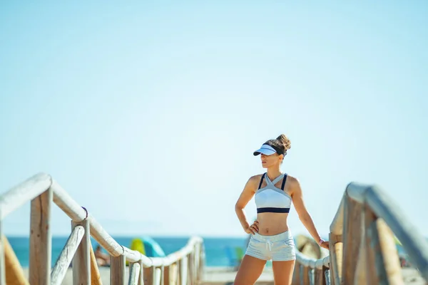 服にフィットネス トレーニングの後リラックスした海岸で若いスポーツ女性 年歳の女性起業家習慣を学ぶ健康に住んで長い面白い人生 — ストック写真