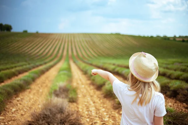 Sett Bakifrån Moderna Barn Stråhatt Det Gröna Fältet Provence Frankrike — Stockfoto