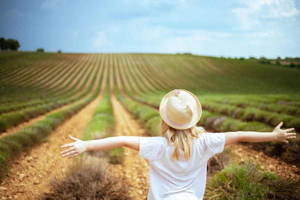 Sett Bakifrån Moderna Barn Stråhatt Det Gröna Fältet Provence Frankrike — Stockfoto