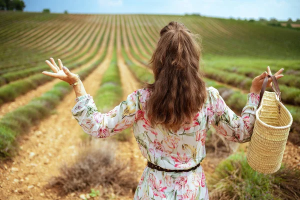 Snygg Kvinna Grönt Fält Provence Frankrike Missade Blomning Lavendel Planera — Stockfoto