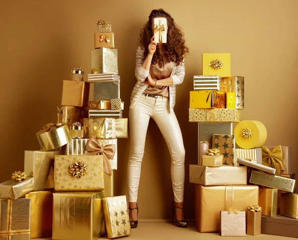 Ganzkörperporträt Einer Modernen Frau Goldbeiger Kleidung Zwischen Zwei Stapeln Goldener — Stockfoto