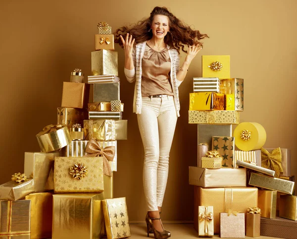 Ganzkörperporträt Eines Lächelnden Stilvollen Modemachers Goldbeiger Kleidung Zwischen Zwei Stapeln — Stockfoto