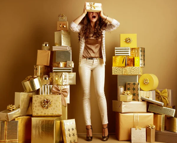 Happy Modern Fashion Monger Gold Bege Clothes Playing Gift Box — Fotografia de Stock