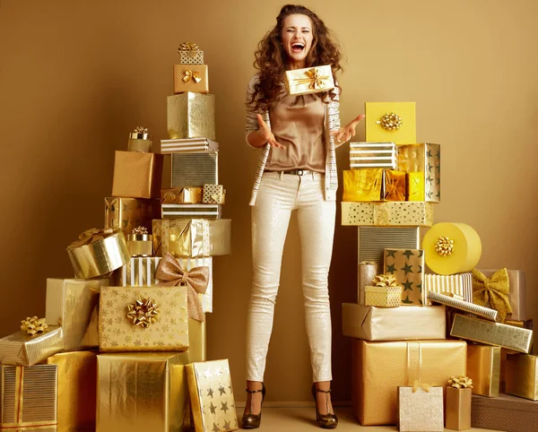 Портрет Усміхненої Стильної Жінки Золото Бежевому Одязі Серед Купи Золотих — стокове фото