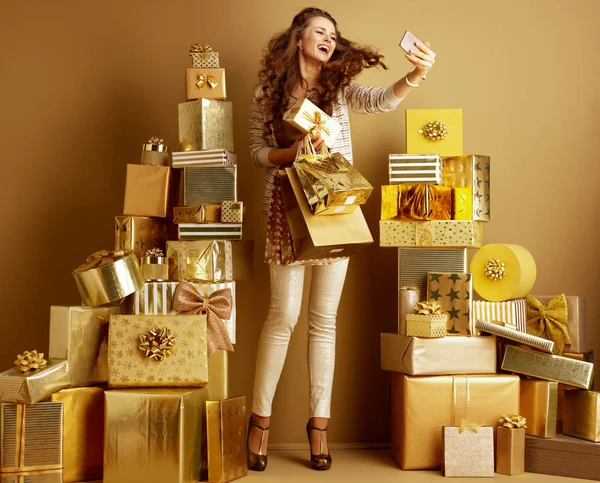 Trendiger Modehändler Goldbeiger Kleidung Mit Geschenken Und Einkaufstaschen Der Zwischen — Stockfoto
