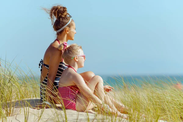 Moderne Moeder Dochter Zwembroek Het Strand Kijken Verte Het Krijgen — Stockfoto