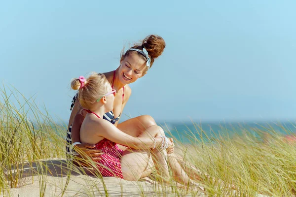 Mladá Maminka Dítě Plážové Oblečení Moře Sebe Dívali Získávání Vitamínu — Stock fotografie