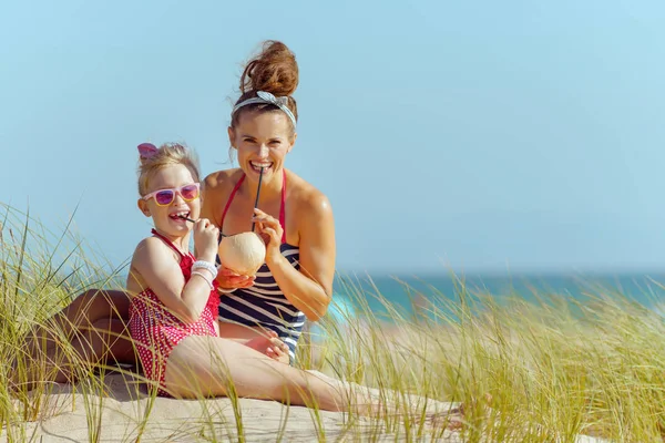 Glückliche Junge Mutter Und Kind Badeanzug Strand Trinken Frischen Saft — Stockfoto