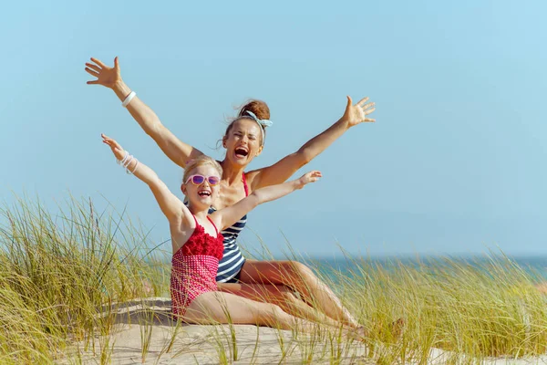 Feliz Madre Moderna Niño Ropa Playa Playa Regocijo Obtener Vitamina —  Fotos de Stock