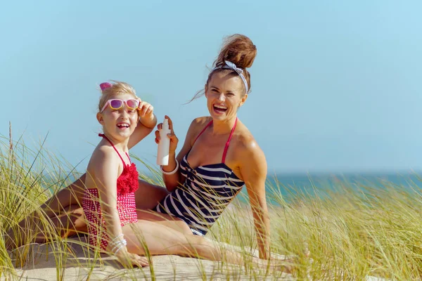 Gülümseyen Genç Anne Çocuk Beachwear Güneş Kremi Sürmek Uygulamak Sahil — Stok fotoğraf