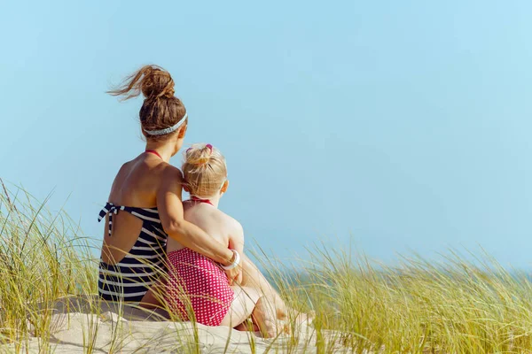 Gezien Achter Jonge Moeder Dochter Beachwear Zittend Oever Van Oceaan — Stockfoto