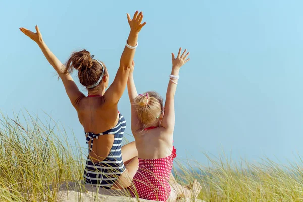 Derrière Mère Moderne Enfant Maillots Bain Sur Rivage Océan Réjouissant — Photo