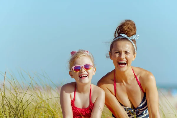 Portrait Smiling Young Mother Daughter Beachwear Ocean Shore Minimal Crowd — Stock Photo, Image