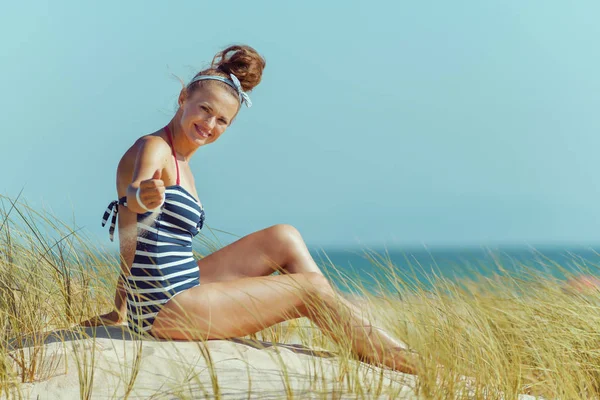 Mujer Moderna Sonriente Ropa Playa Rayas Jugando Con Arena Orilla —  Fotos de Stock