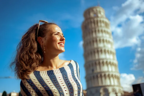 Sonriente Mujer Moda Blusa Rayas Cerca Torre Inclinada Pisa Italia — Foto de Stock