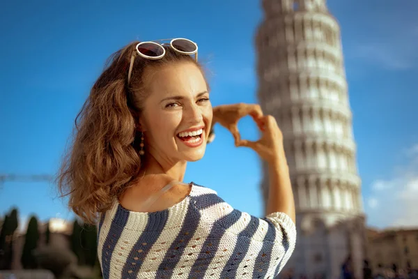 Gelukkig Elegante Vrouw Gestreepte Blouse Tonen Hart Gevormde Handen Tegen — Stockfoto