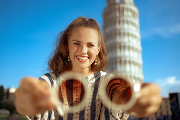 Lachende Trendy Vrouw Gestreepte Blouse Aan Voorkant Van Scheve Toren — Stockfoto