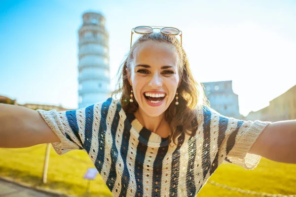 Retrato Mujer Moderna Feliz Blusa Rayas Cerca Torre Inclinada Pisa — Foto de Stock