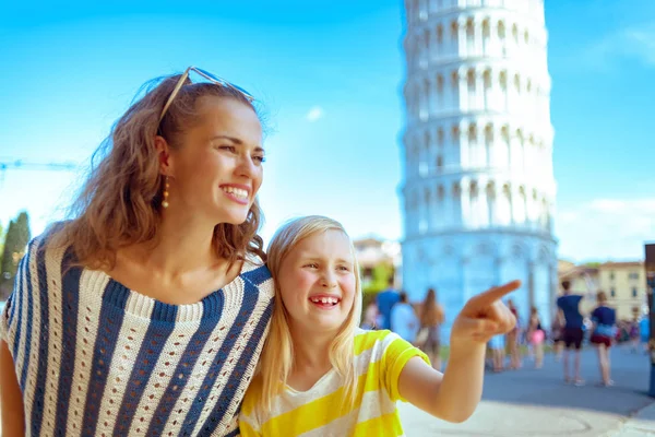 Happy Young Mother Child Leaning Tower Pisa Italy Pointing Something — Stock Photo, Image