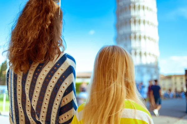 Von Hinten Gesehen Junge Mutter Und Tochter Gegen Schiefen Turm — Stockfoto