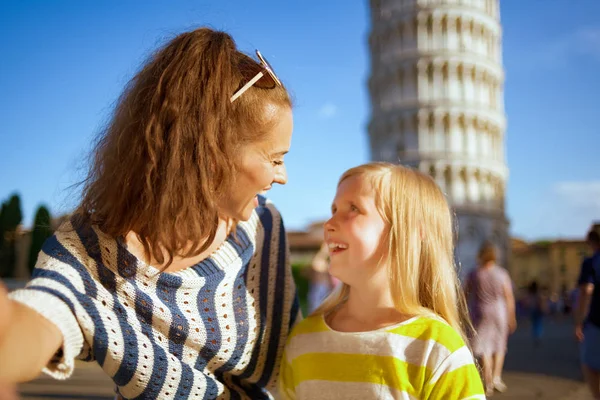 微笑现代的母亲和女儿在比萨斜塔自拍 意大利 经典的地方拍照的社交媒体平台 金发碧眼的女儿 众所周知的旅游路径 — 图库照片