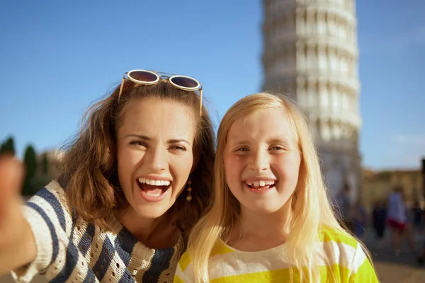 微笑现代母亲和孩子在比萨斜塔自拍 意大利 我们在这里 需要拍一张陈规定型的旅游照片 在社交媒体上分享 — 图库照片