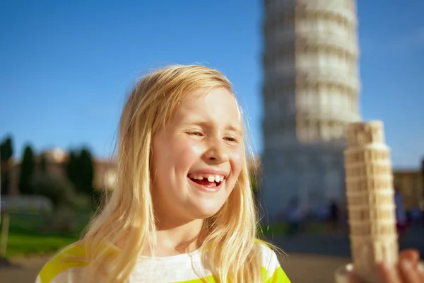 Gelukkig Moderne Meisje Kijkend Van Scheve Toren Van Pisa Souvenir — Stockfoto