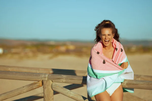 Uśmiechnięta Młoda Kobieta Stroje Kąpielowe Wybrzeżu Oceanu Wieczorem Zawinięte Ręcznik — Zdjęcie stockowe