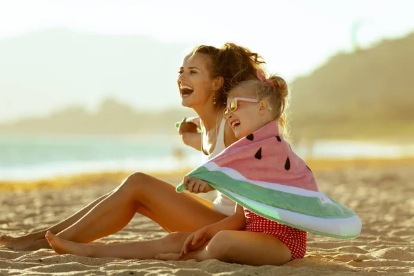 Glückliche Moderne Mutter Und Kind Badebekleidung Strand Abend Spaß Haben — Stockfoto
