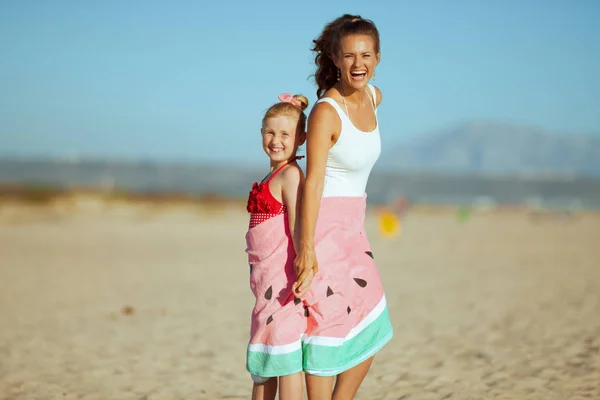 Glückliche Junge Mutter Und Tochter Badeanzug Der Meeresküste Abend Wassermelonenhandtuch — Stockfoto