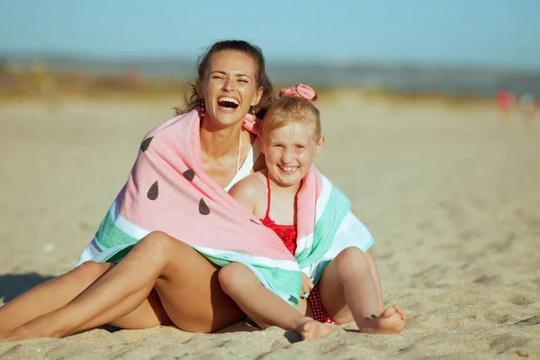 Glückliche Moderne Mutter Und Tochter Bademode Strand Abend Eingewickelt Lustige — Stockfoto