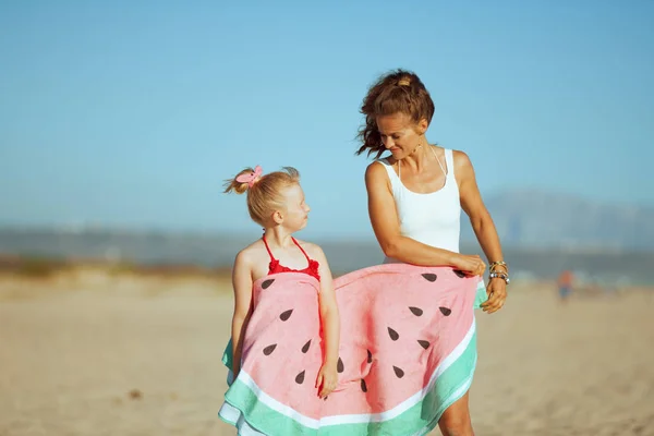 Moderne Mutter Und Kind Badebekleidung Eingewickelt Ein Lustiges Wassermelonen Handtuch — Stockfoto