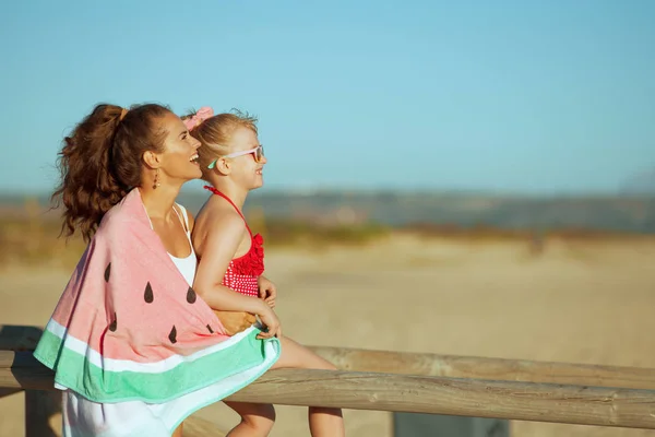 Glückliche Moderne Mutter Und Tochter Strandkleidung Abend Die Wassermelonenhandtuch Gehüllt — Stockfoto