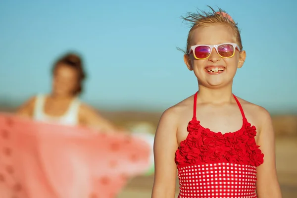 快乐的女孩和母亲在晚上的海洋岸边的背景 在前往海滩之前 保护你的头发不受阳光 高温和潮湿的影响 最小到没有人群和平 金发女孩 — 图库照片