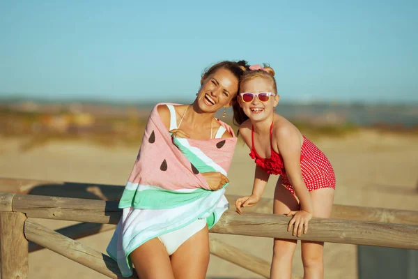 Portret Van Gelukkige Jonge Moeder Dochter Zwembroek Het Strand Avond — Stockfoto