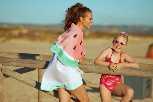 Jonge Moeder Dochter Beachwear Aan Oceaan Kust Glimlachend Avond Plezier — Stockfoto