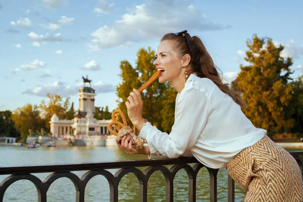 Felice Donna Turistica Moderna Camicetta Bianca Pantaloncini Madrid Spagna Mangiare — Foto Stock